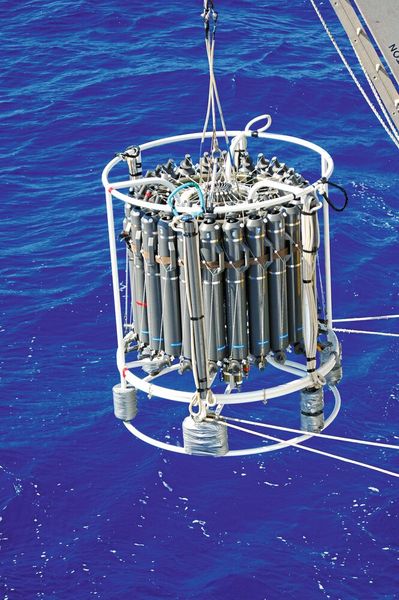 Mit einer solchen CTD-Rosette werden Wasserproben genommen, hier im Rahmen der Bermuda Atlantic Time-series Study (BATS) im Atlantik.  (Bild: Mario Lebrato)