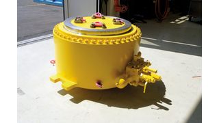 Der in der neuen Eisenbahn-Drehbrücke zum Einsatz kommende Liftzylinder weist einen Kolbendurchmesser von 1 Meter auf. (Bild: ATP Hydraulik)