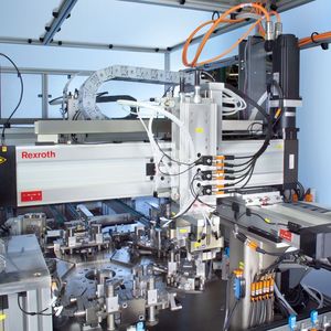 Bosch PA-ATMO rüstet die maßgeschneiderten Montagelinien durchgängig mit Camoline aus. 