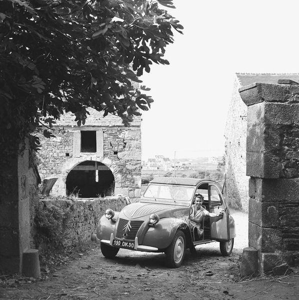 In den Anfangsjahren war die Ente bei der Landbevölkerung sehr beliebt. Eine schluckfreudige Federung in Kombination mit einer hohen Bodenfreiheit war einer der Gründe für ihre Popularität. (Bild: PSA)