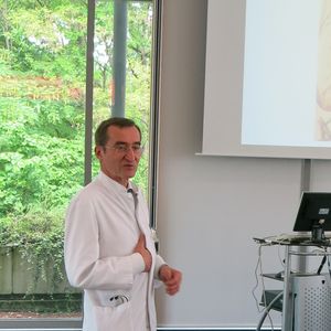 Im neuen Forschungs-OP können der Operateur und sein Team die einzelnen Komponenten über einen einfachen Tablet-PC anwählen und von dort steuern. „Das ist ein großer Vorteil für das OP-Team, da sonst alle Komponenten per Hand eingestellt werden müssten“, erklärt Prof. Hubertus Feußner, Chirurg am Klinikum und Leiter der Arbeitsgruppe Minimal-invasive Interdisziplinäre Therapeutische Intervention (MITI).