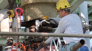 Eine der über 50 Armaturen – diese wiegt annähernd eine Tonne – die ausgetauscht werden mussten. (Bild: Infraserv Knapsack)