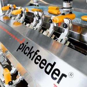 XTS übernimmt die liegend zugeführten Flaschen von der Robotik und übergibt sie anschließend stehend und exakt synchronisiert an das Ausgangsförderband.(Bild:  © Packfeeder; Ivan Raga Photographer)