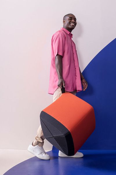 Der kleinste Allora Pouf, der nur 2,5 Kilogramm wiegt, ist mit einer praktischen Schlaufe ausgestattet und lässt sich so mühelos von einem Ort zum nächsten tragen oder gar werfen.  (Bild: Dauphin-Gruppe)