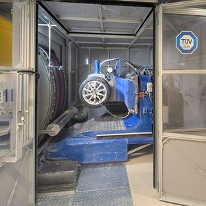 Das 27 Tonnen schwere System musste mit einem Schwerlastkran mit einem Ausleger von 30 Metern über das Dach in den Prüfstandraum gehoben werden.(Bild:  Tüv Süd)