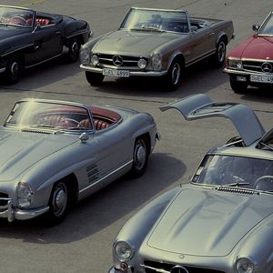 Jeweils einen direkten Nachfolger hatten weder der 190 SL noch der 300 SL. Die sogenannte Pagode (hinten Mitte, Typ W 113), die beiden nachfolgte, beerbte sie in einer „Person“, wobei sie eher ein Nachfolger des 190er als des 300er war. Mercedes-Benz baute den Nachfolger fast 50.000 Mal.(Bild:  Mercedes-Benz AG)