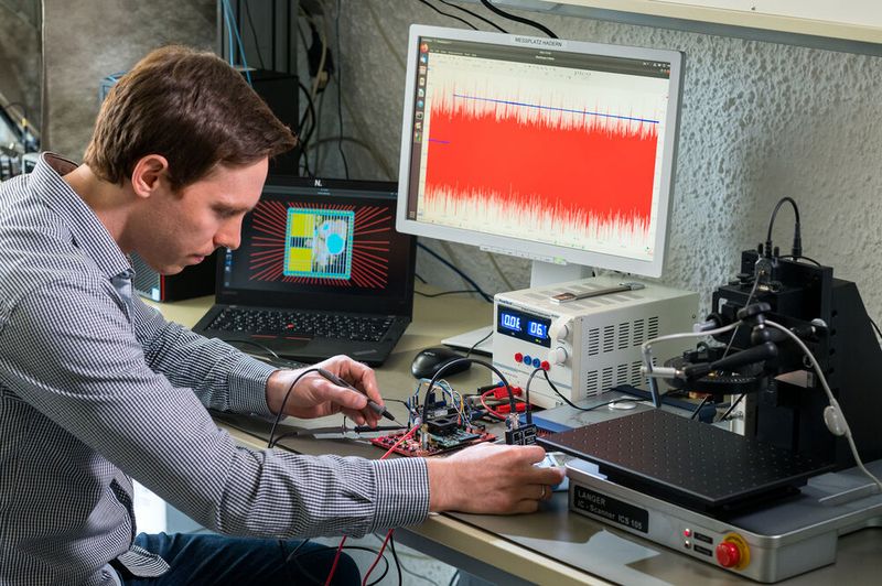 Device under Test: Tim Fritzmann, wissenschaftlicher Mitarbeiter am Lehrstuhl Sicherheit in der Informationstechnik überprüft Spannungsversorgung und Messwiderstand des Chips. Er war am Entwurf des Chips maßgeblich beteiligt.  (Bild: Astrid Eckert / TUM)