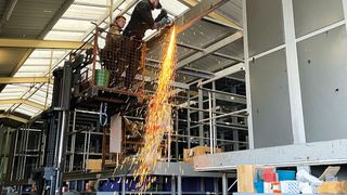 Demontage der bestehenden Regalanlage: Anders konfiguriert, wird sie im Neubau weiterverwendet. (Bild: Lagertechnik-West)