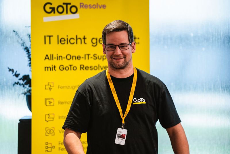Das Team von GoTo stellt sich selbst bei einer Veranstaltung im Porsche Experience Center am Hockenheimring vor. Sören Pareigis (Senior Regional Partner Manager bei GoTo) klärt über das neue Partnerprogramm auf. Nach dem anschließenden Sicherheitstraining durften die Teilnehmer dann selbst im Porsche Platz nehmen.  (Bild: GoTo Technologies Germany)