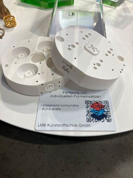 Die Prototypeneinsätze werden bei der LMBK Kunststofftechnik GmbH ursprünglich subtraktiv gefertigt. Im Praxis-Check 3D-Druck wurde analysiert, ob die Formeinsätze mittels 3D-Druck schneller und günstiger – und darüber hinaus mit konturnahen Kühlkanälen individueller gestaltet werden können. (Bild: Juliana Pfeiffer/VCG)
