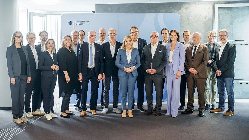 Bundesgesundheitsministerin Nina Warken mit Vertretern von zehn Verbänden und Institutionen. (Bild: BMG/Xander Heinl)
