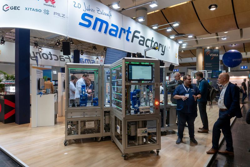 Bei der Smart Factory KL war eine 60 Jahre alte Fräse einer der Aufmerksamkeitsmagnete. Die Fräse wurde mit einem digitalen Zwilling ausgestattet, der eine skillbasierte Ansprache in Netzwerken ermöglicht. Durch ein solches Retrofitting können bestehende Brownfield-Anlagen weiterhin genutzt werden – ergänzt um digitale Funktionalitäten. Eine von ihnen ist die Fähigkeit, sich in digitale Marktplätze zu integrieren und ihre Fähigkeiten als Dienstleistung anzubieten. Dieses Konzept wird in Initiativen wie Manufacturing-X weiterentwickelt. (Bild: Vogel Communications Group)