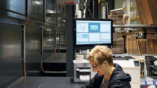 Die tageszeitabhängige Steuerung der Beleuchtung von Kommissionierflächen kann viel Energie einsparen. (licht.de - ZVEI)