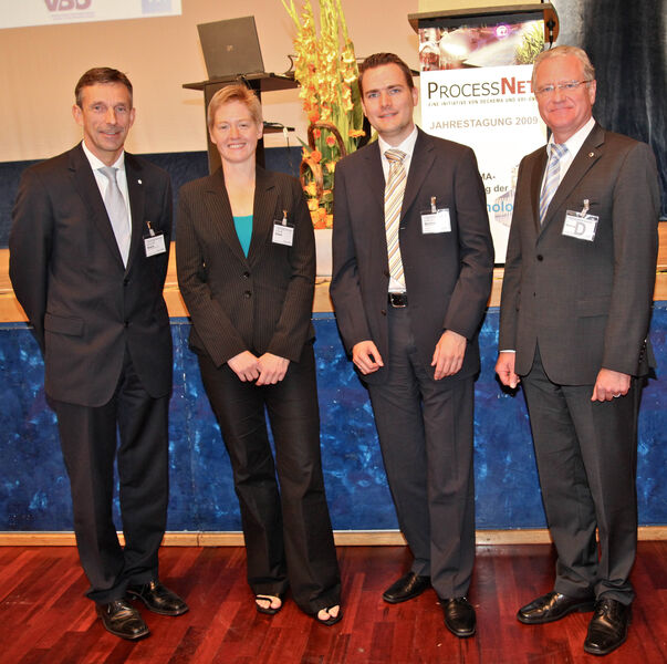 Die Verfahrenstechniker Dr.-Ing. Anja Drews und Dr.-Ing. André Bardow (Bild-Mitte) wurden mit dem Arnold-Eucken-Preis 2009 ausgezeichnet.  (Archiv: Vogel Business Media)