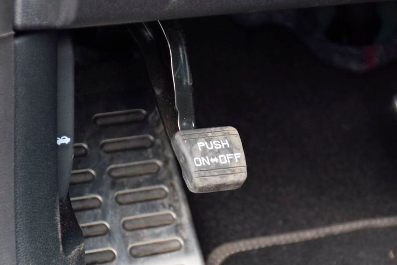 Ungewöhnlich ist die Feststellbremse per Fußpedal. (Rosenow / »kfz-betrieb«)