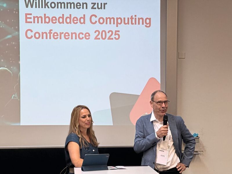 Organisator Hugo Ziegler, Sektionspräsident der swissT.net-Sektion Embedded Computing, mit der Moderatorin Denise Wenzel an der ECC2025.  (Bild: Anne Richter, VCG)