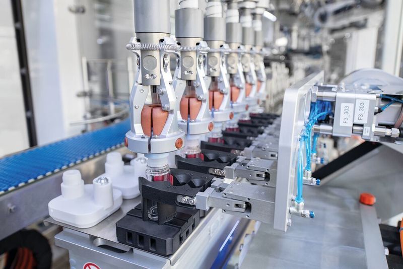 Die Formatteile in den Werkzeugen bei der Verschließstation bestehen aus 3D-Druckteilen, die sich je nach Form der Kappen einfach und schnell austauschen lassen. (Gerhard Schubert  GmbH)