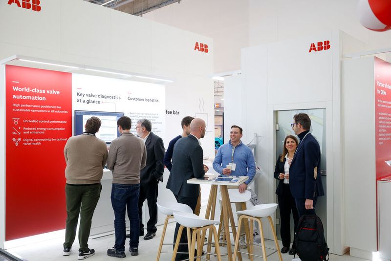 ...Autmatisierungstechnik bei ABB... (Bild: Messe Düsseldorf / ctillmann)
