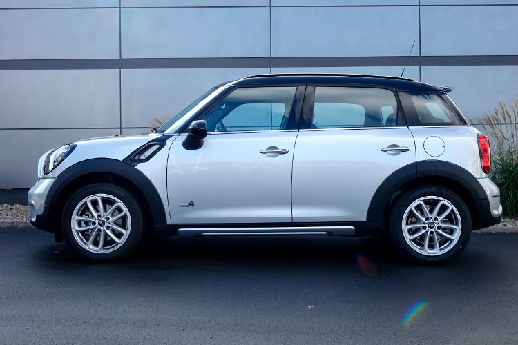 Trotz aller bekannten Stilmerkmale kann der Mini Countryman nicht verhehlen, dass er deutlich größer und im Vergleich zu den kleineren Brüdern etwas unproportional daherkommt. (Foto: Jens Scheiner)