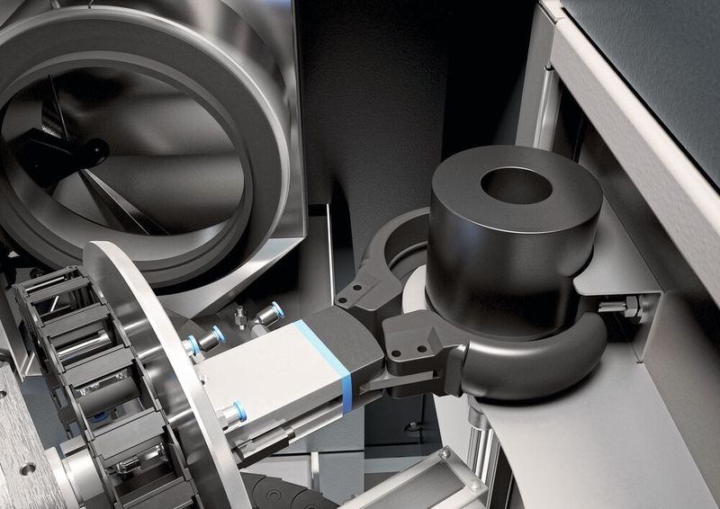 Ein integriertes Probenhandhabungsgerät ersetzt beim Bulkinspector die manuelle Befüllung der Behälter. (Bild: Siebtechnik)