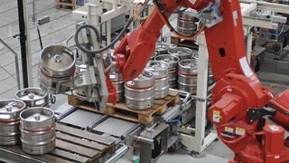 Bild 1: Statt der auf DIN-Kegs begrenzten Palettenanlagen übernehmen jetzt zwei Roboter das Ent- und Beladen inklusive Palettenhandling. (Bild: ABB)