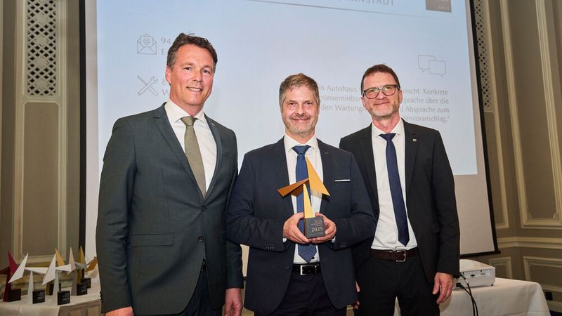 Andreas Schulze (Mitte) vom Autohaus Andreas Schulze durfte sich auch über den dritten Platz beim Service-Award freuen. Mit ihm freuten sich Mazda-Deutschland-Geschäftsführer Bernhard Kaplan und Servicedirektor Gerd Meyer. (Bild: Silke Steinraths Photography)