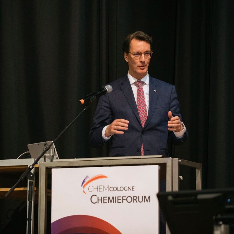 Hendrik Wüst gab ein starkes Bekenntnis zur Zukunft der Chemieindustrie in Nordrhein-Westfalen ab.