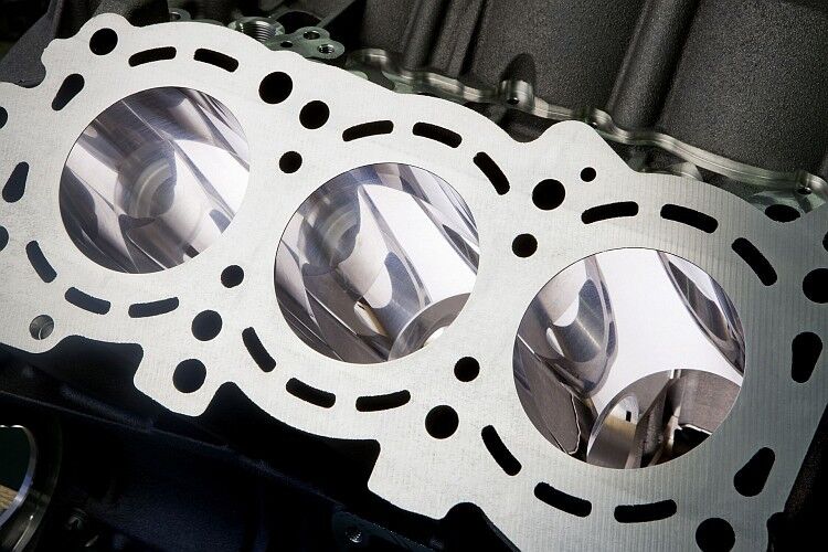 Techniktransfer umgekehrt: Mit der Nanoslide-Beschichtung aus der Serienproduktion werden Formel-1-Motoren reibungsärmer und damit leistungsstärker. (Foto: Daimler)