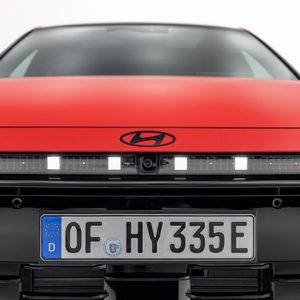 Typisches Pixel-Design: Die vier Quadrate vorne stehen für das Morsezeichen für H – wie Hyundai.(Bild:  Hyundai)