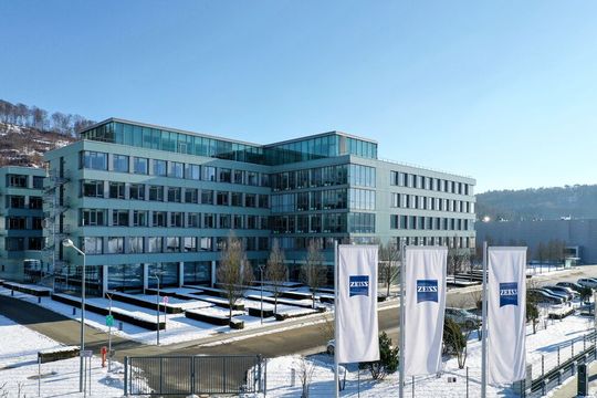 Zentrale von ZEISS Semiconductor Manufacturing Technology in Oberkochen: Hochpräzise Lithografieoptiken gehören zu den Schlüsselkomponenten moderner DUV- und EUV-Systeme.(Bild:  ZEISS)