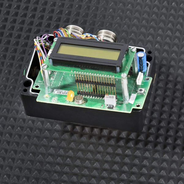 Das durch eine Stiftleiste starr aufgelötete Display schränkte die Reparaturfähigkeit der Baugruppe stark ein. (Bild: productware)