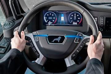Beim Platooning stellt ein eigens entwickeltes Display den Fahrern zahlreiche zusätzliche Informationen zum vernetzten Fahren in der Kolonne zur Verfügung. (MAN)