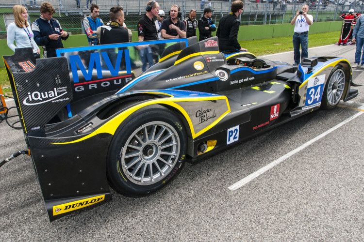 Dabei wollen sie das Fahrverhalten des LMP-2-Prototypen an Vorder- und Hinterachse derart verbessern, dass auf der unebenen Rennstrecke von Le Mans durch das Ein- und Ausfedern des Fahrwerks der Winkel des Frontspoilers sich nur in einem sehr engen Toleranzbereich bewegt. Die Ingenieure möchten auf diese Weise erreichen, dass Aerodynamik und Rollwiderstand möglichst stabil bleiben. Zugleich verbessern sie hierdurch Bodenhaftung und Anbremsverhalten, was auch der aktiven Fahrzeugsicherheit dient. (Foto: Kristof Vermeulen)