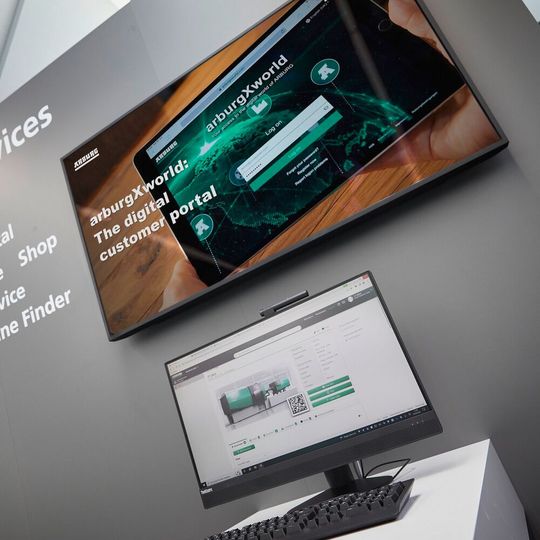 At the Moldplas, the Arburg-X-world customer portal is presented live on a PC. At the Moldplas, the Arburg-X-world customer portal is presented live on a PC.