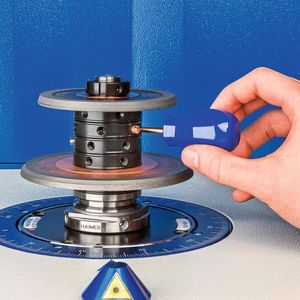 Wuchten ist kein Mysterium, sagt Haimer: Mit der Anlage Tool Dynamic und entsprechenden Schleifscheibenaufnahmen sowie speziellen Schwermetallschrauben dauere der Wuchtprozess nur wenige Minuten.