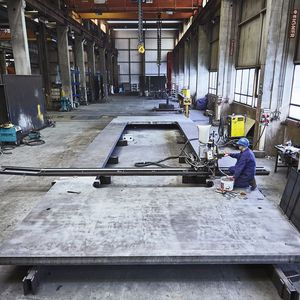 Schuler beauftragte Jebens, Spezialist für große, schwere Brennzuschnitte und montagefertige Schweißbaugruppen mit der Fertigung der Pressenplatten.