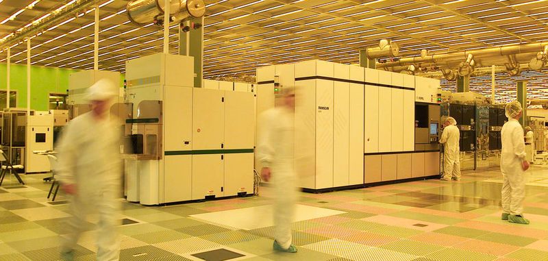 2015 hatte Globalfoundries die 300-nm-Wafer-Anlage in East fishkill von IBM übernommen. Nun wird Fab 10 für 430 Millionen US-$ an ON Semiconductor verkauft. 2015 hatte Globalfoundries die 300-nm-Wafer-Anlage in East fishkill von IBM übernommen. Nun wird Fab 10 für 430 Millionen US-$ an ON Semiconductor verkauft.