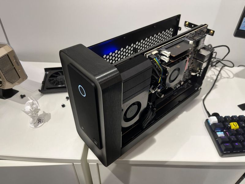Den zusätzlichen Platz haben die Zotac-Entwickler zudem für ein überarbeitetes Kühlsystem genutzt, das für einen leiseren Betrieb unter Last sorgen soll. Der große Kühlkörper mit Lüfter vorn im Gehäuse führt die Abwärme des Core Ultra 7 265 über Heatpipes ab. Der hintere Lüfter über der CPU kühlt zusätzlich Spannungsregler und Arbeitsspeicher. (Bild: Vogel IT-Medien)