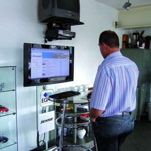 An dem Flatscreen im Ausstellungsraum können sich die Kunden alle EGA-Fahrzeugangebote ansehen.