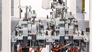 Nicht mehr von Hand: Die von Caromatic entwickelte Anlage fertigt präzise Bestandteile von Einweg-Endoskopen, die in der Kardiologie eingesetzt werden. (Siemens)