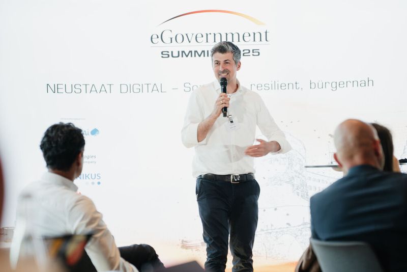 Es sei gut, dass gleich mehrere KI-Assistenzsysteme in den Verwaltungen getestet würden, sagte Adrian Gelep, Geschäftsführer der DigitalAgentur Brandenburg. Allerdings müsste nun nicht jedes Land noch etwas Neues erfinden. Er mahnte außerdem, nicht zunächst alle nur denkbaren Anwendungen zu sammeln, besser: mit konkreten Anwendungen beginnen, bei denen der KI-Einsatz dringend benötigt wird.  (©Manuel Emme Fotografie)