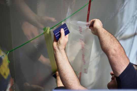 Sharkskin-Technologie: Ein Mitarbeiter von Lufthansa Technik bringt den Oberflächenfilm auf der Außenhaut einr B777F an.(Bild:  Oliver Roesler)