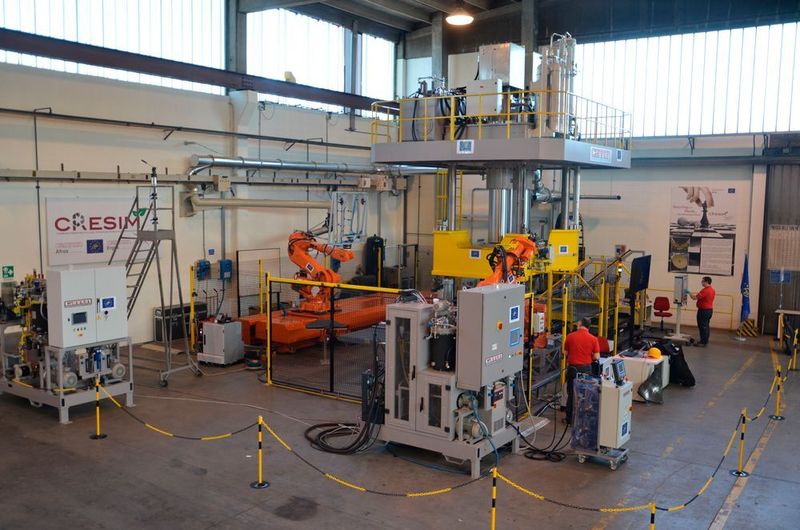Alles aus einer Hand - auch Komplettanlagen für die Produktion von Composite Bauteilen kommen von Cannon und das Know-how kann auf der JEC world näher in Augenschein genommen werden. (Bild: Cannon)