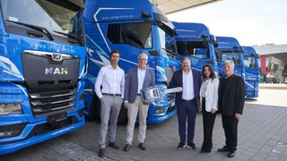 Übergabe der vollelektrischen MAN E-TXG (v. l.): Johannes Kramer, Senior Vice President International Key Account, MAN; Friedrich Baumann, Vorstand Sales & Customer Solutions, MAN; Jerome Schüssler, Inhaber und Managing Director, JS Logistics; Mercedes Ansari und Bodo Schüssler. (Bild: MAN Truck&Bus)