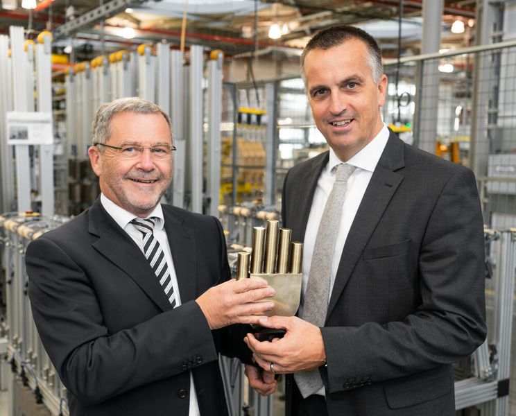 Der Manus Award geht 2019 in die neunte Runde. Erstmals als Jurymitglied mit dabei: Tobias Vogel, Leiter Unternehmensbereich Iglidur Gleitlager & Drylin Lineartechnik (rechts), der die Nachfolge von Gerhard Baus (links) antritt.  (Igus GmbH)