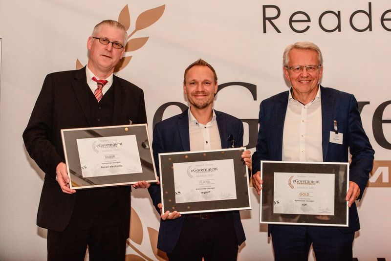 In der Kategorie Kommunale Lösungen nahmen Stephan Leschke von Ferrari electronic, Dirk Schweikart von der regio IT und Stephan Hauber von HSH die Awards entgegen (© offenblen.de)