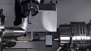 Schnelle und schonende Werkstückabführung auf der Traub TNK42: Mit der CNC programmierbaren Werkstückabführung lassen sich die Fertigteile problemlos und hauptzeitparallel aus dem Maschinenarbeitsraum abführen. (Bild: Traub)