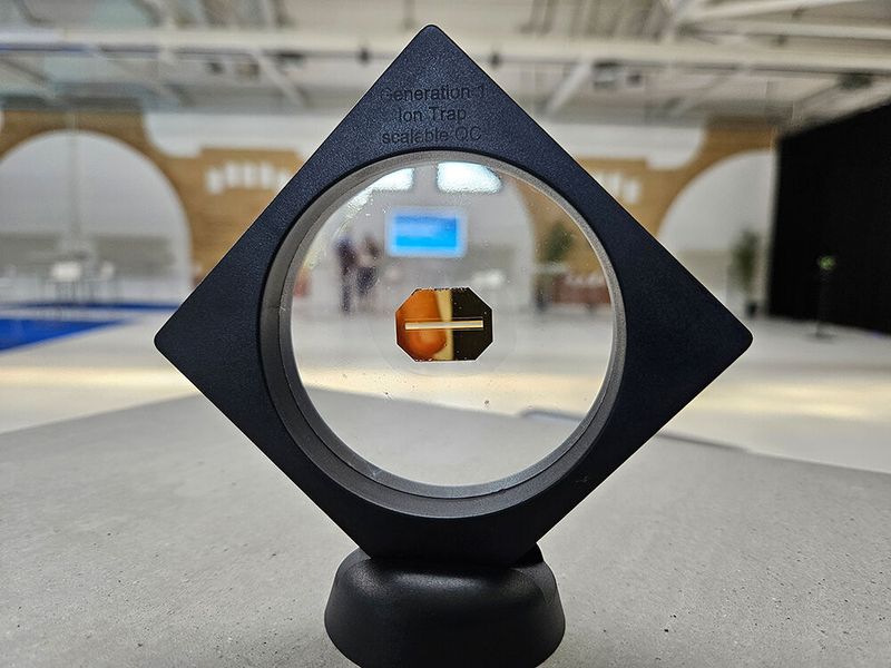 So groß wie ein Fingernagel ist die Zukunft von Supercomputing und Machine Learning: Ein Quantenchip auf Basis einer sogenannten Ionenfalle wird Nachfolger von CPU und GPU. (Bild: Ionos)