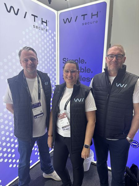 Daniel Knist mit Sandra Proske und Michael Huber von WithSecure (Bild: Vogel IT-Medien GmbH)