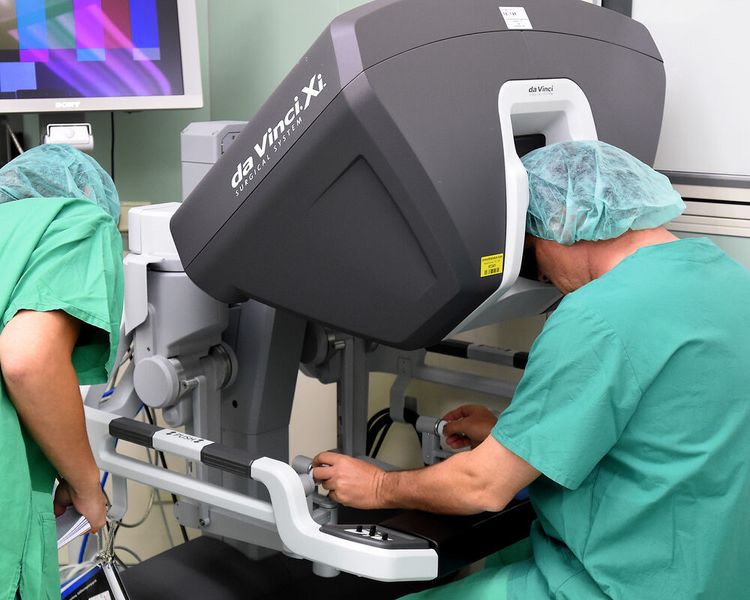 In vier Disziplinen (Gynäkologie, HNO, Thoraxchirurgie und Urologie) kommen roboterassistierte OP-Systeme zum Einsatz. (Universitätsmedizin Essen)